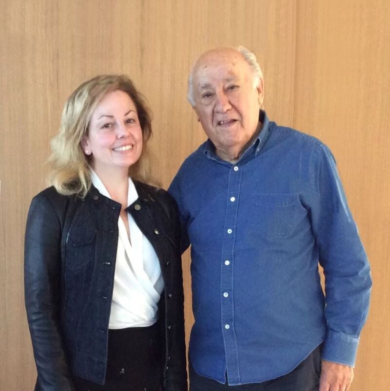 La pintora Rita Martorell junto a Amancio Ortega