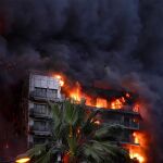 El edificio de Campanar, en llamas