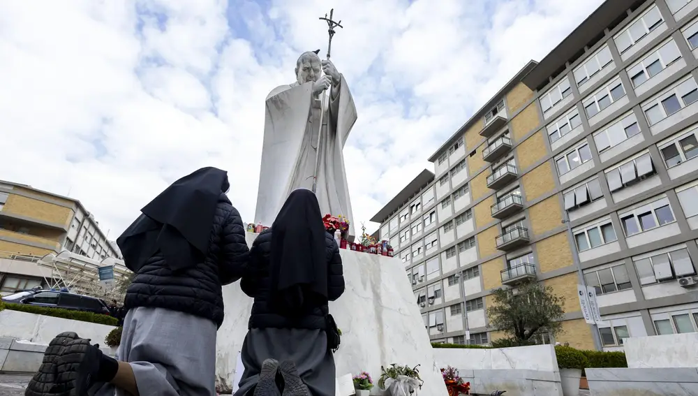 Two nuns pray under the statue of Pope John Paul II, at the Gemelli polyclinic, where Pope Francis is hospitalized in Rome, Italy, 20 February 2025. Pope Francis is continuing to do some work while he is being treated at Rome's Gemelli hospital for bronchitis and double pneumonia, Vatican sources said on Thursday. Pope Francis was hospitalized on 14 February due to a respiratory tract infection.