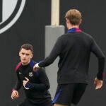 Casadó y De Jong, en un entrenamiento del Barcelona