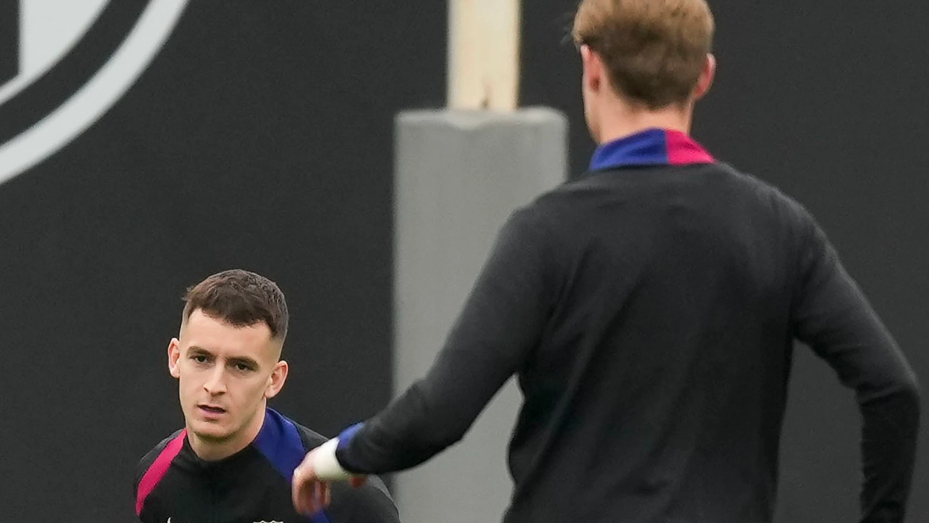 GRAFCAT4266. SANT JOAN DESPÍ (BARCELONA) (ESPAÑA), 21/02/2025.-Los jugadores del FC Barcelona, Marc Casadó (i) y Frenkie de Jong (d), este viernes en la Ciudad Deportiva Joan Gamper, durante el entrenamiento que realiza la plantilla azulgrana para preparar el partido de liga que disputarán mañana ante la UD Las Palmas en el Gran Canaria Stadium.EFE/ Enric Fontcuberta