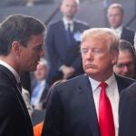 El presidente del Gobierno, Pedro Sánchez (i), conversa con el presidente de los Estados Unidos, Donald J. Trump (c), al inicio de la cumbre de jefes de estado de la OTAN en Bruselas