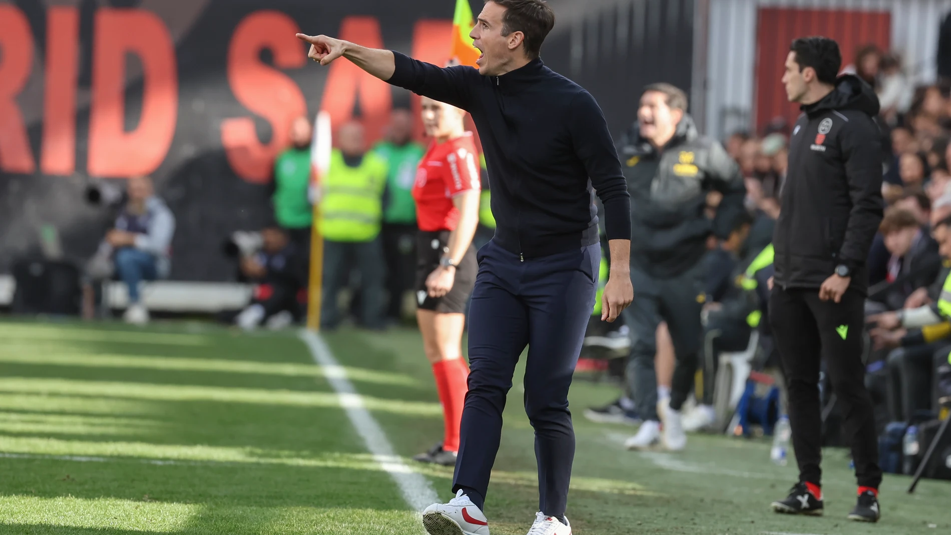 MADRID , 22/02/2025.- El entrenador del Rayo, Iñigo Pérez, en el partido de LaLiga ante el Villarreal que se disputa este sábado en el estadio de Vallecas. EFE/ Kiko Huesca