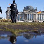 Policías frente al Reichstag en Berlín