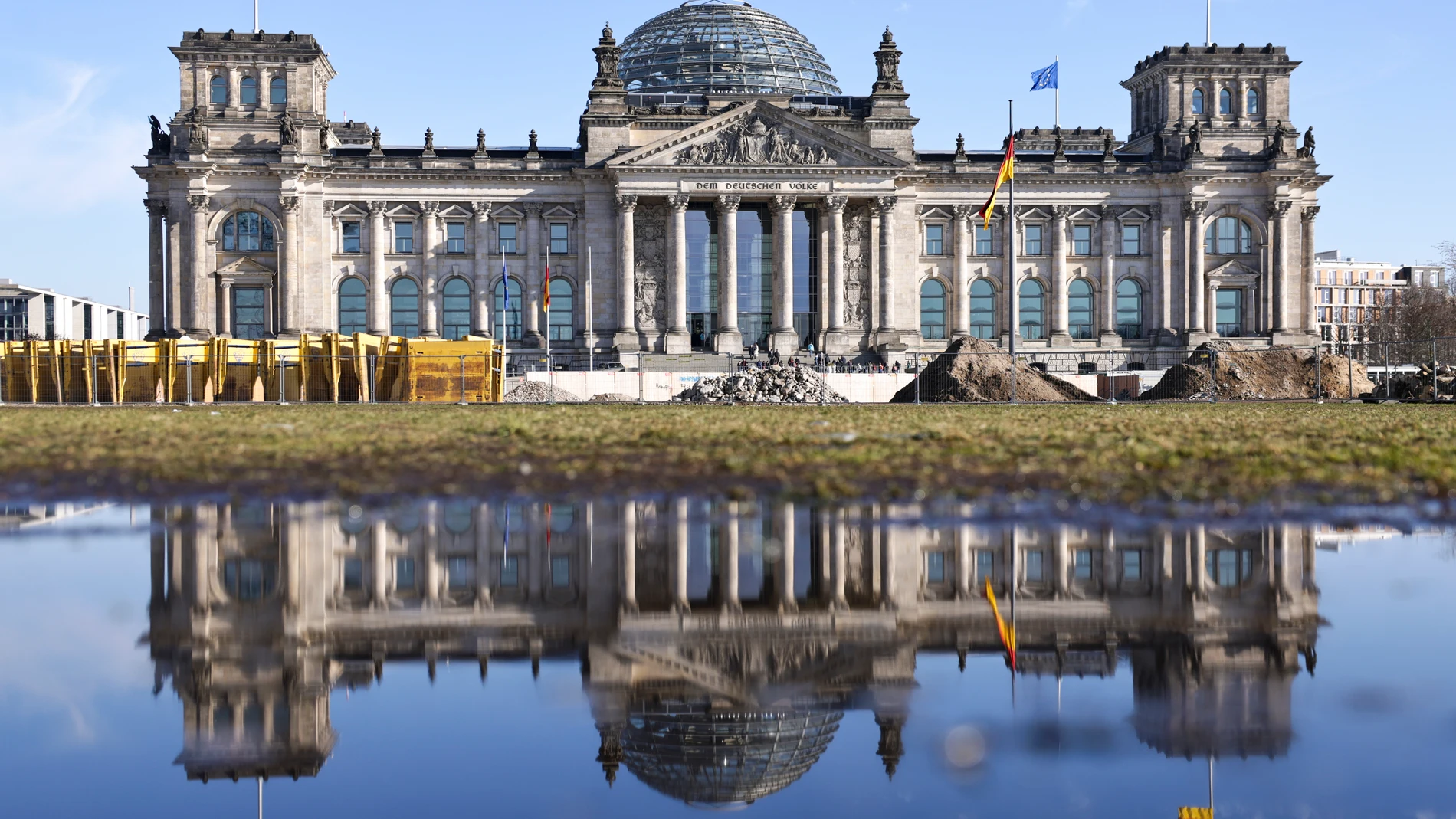BERLIN (Germany), 22/02/2025.- A view of the Reichstag building in Berlin, Germany, 22 February 2025. Germany will hold early federal elections on 23 February 2025, to elect a new Bundestag (parliament). (Elecciones, Alemania) EFE/EPA/CHRISTOPHER NEUNDORF