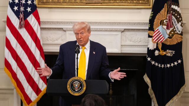 AMP.-EEUU.- Trump amenaza con aranceles recíprocos para los países que actúen de forma "injusta" contra sus tecnológicas
