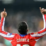 Ángel Correa, celebra el tercer gol del Atlético al Valencia