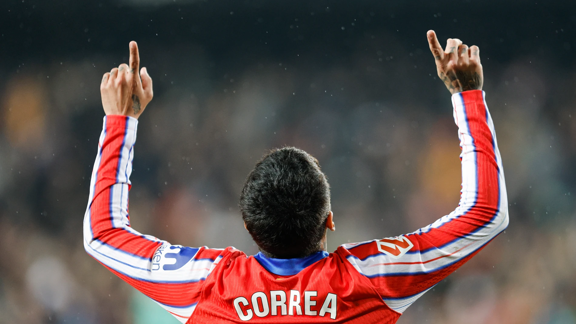 Ángel Correa, celebra el tercer gol del Atlético al Valencia