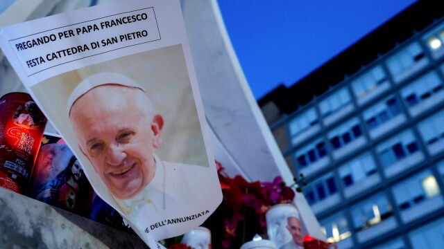 Varias personas rezan a las puertas del hospital donde permanece ingresado Francisco
