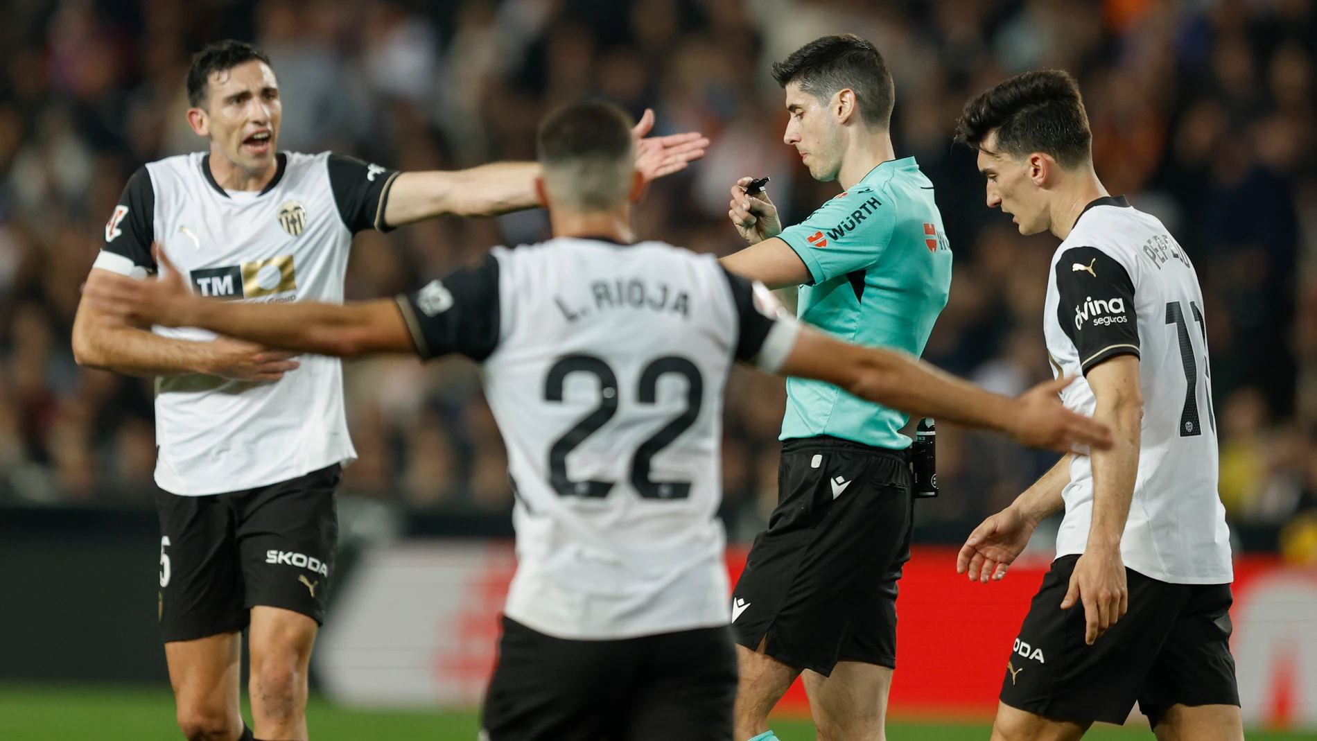 VALENCIA, 22/02/2025.- Los jugadores del Valencia protestan una decisión arbitral durante el encuentro correspondiente a la jornada 25 de Laliga EA Sports que disputan hoy sábado Valencia y Atlético de Madrid en el estadio de Mestalla. EFE / Kai Forsterling.