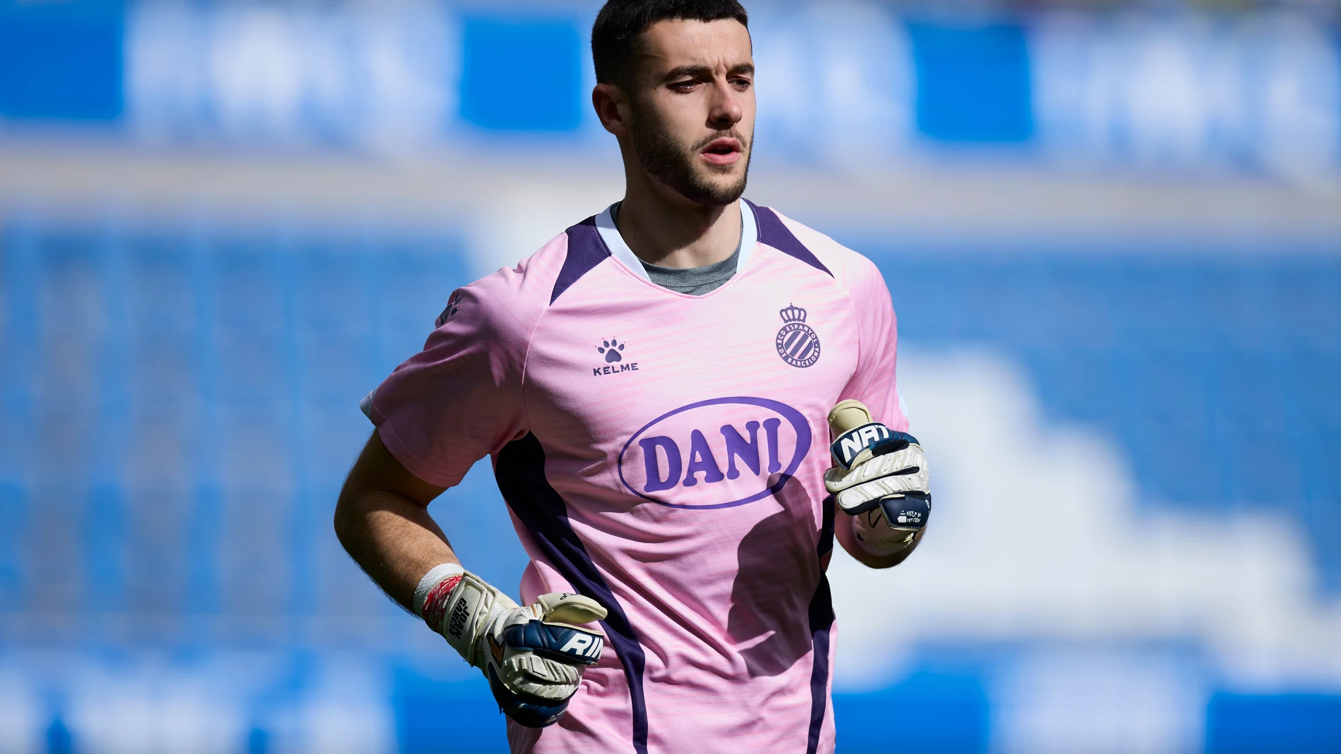 Joan Garcia of RCD Espanyol looks on prior to the LaLiga EA Sports match between Deportivo Alaves and RCD Espanyol at Mendizorrotza on February 22, 2025, in Vitoria, Spain. AFP7 22/02/2025 ONLY FOR USE IN SPAIN