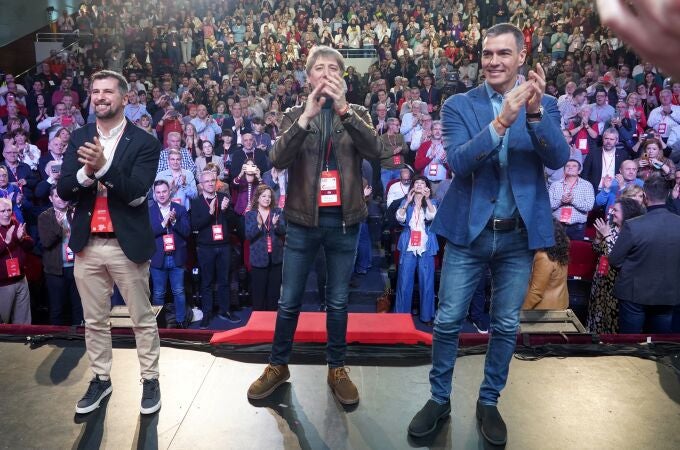 Luis Tudanca, Carlos Martínez y Pedro Sánchez durante la apertura del Congreso