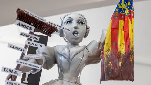 Las Fallas no olvidan la dana y homenajean a voluntarios y víctimas