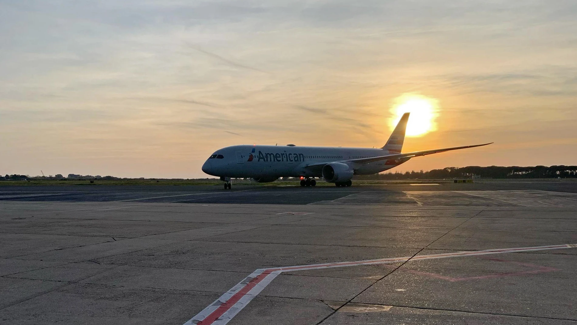 Roma (Italy), 23/02/2025.- America Airlines flight AA292, a Boeing 787-9 Dreamliner, sits on the tarmac at Leonardo Da Vinci airport in Fiumicino, Italy, 23 February 2025. An American Airlines flight en route from New York to Delhi reversed course towards Fiumicino airport due to an alleged bomb threat report. (Italia, Nueva York, Roma) EFE/EPA/Telenews