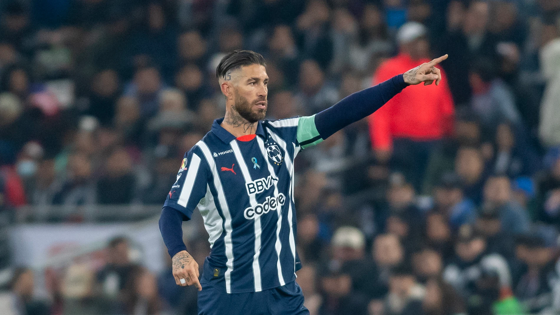 AME2363. MONTERREY (MÉXICO), 22/02/2025.- Sergio Ramos de Monterrey da indicaciones este sábado, en un partido de la jornada 8 del Torneo Clausura 2025 entre Monterrey y Atlético San Luis, en el estadio BBVA, en Monterrey (México). EFE/Miguel Sierra
