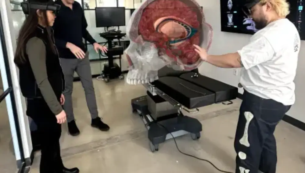 Estudiantes de medicina aprendiendo con la tecnología holográfica