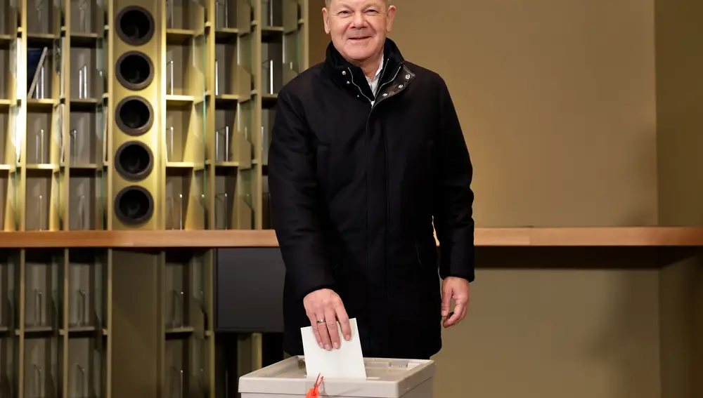 German Chancellor Olaf Scholz votes in Germany's federal elections