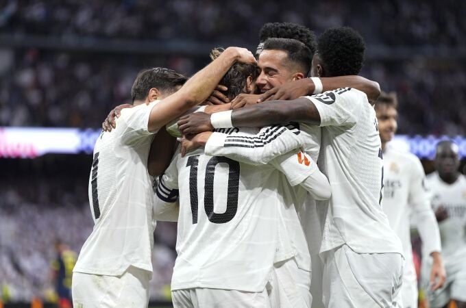 Los compañeros acuden a felicitar a Luka Modric tras su gol al Girona