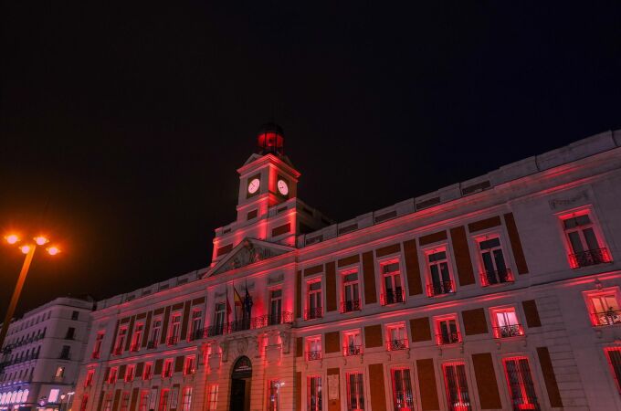 MADRID.-La Real Casa de Correos ilumina esta noche su fachada de naranja en recuerdo de los niños israelíes Ariel y Kfir Bibas