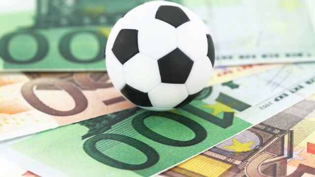 Algunos contratos de fútbol pueden aportar una gran cantidad de dinero a cada jugador y equipo, y así, Forbes sitúa a ciertos futbolistas entre los más ricos de España y del mundo