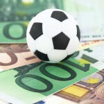 Algunos contratos de fútbol pueden aportar una gran cantidad de dinero a cada jugador y equipo, y así, Forbes sitúa a ciertos futbolistas entre los más ricos de España y del mundo