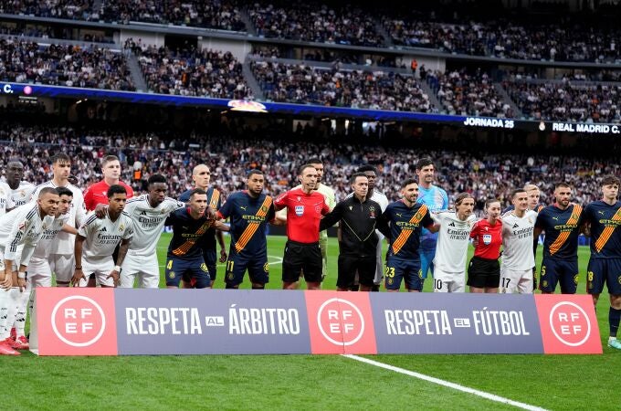 Los futbolistas se fotografían con los colegiados antes del partido