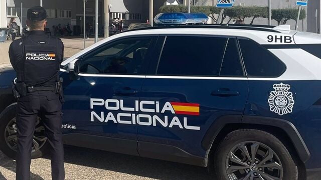 Un agente y un vehículo de la Policía Nacional