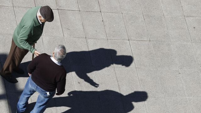 Dos jubilados charlan en la calle, en Bilbao.