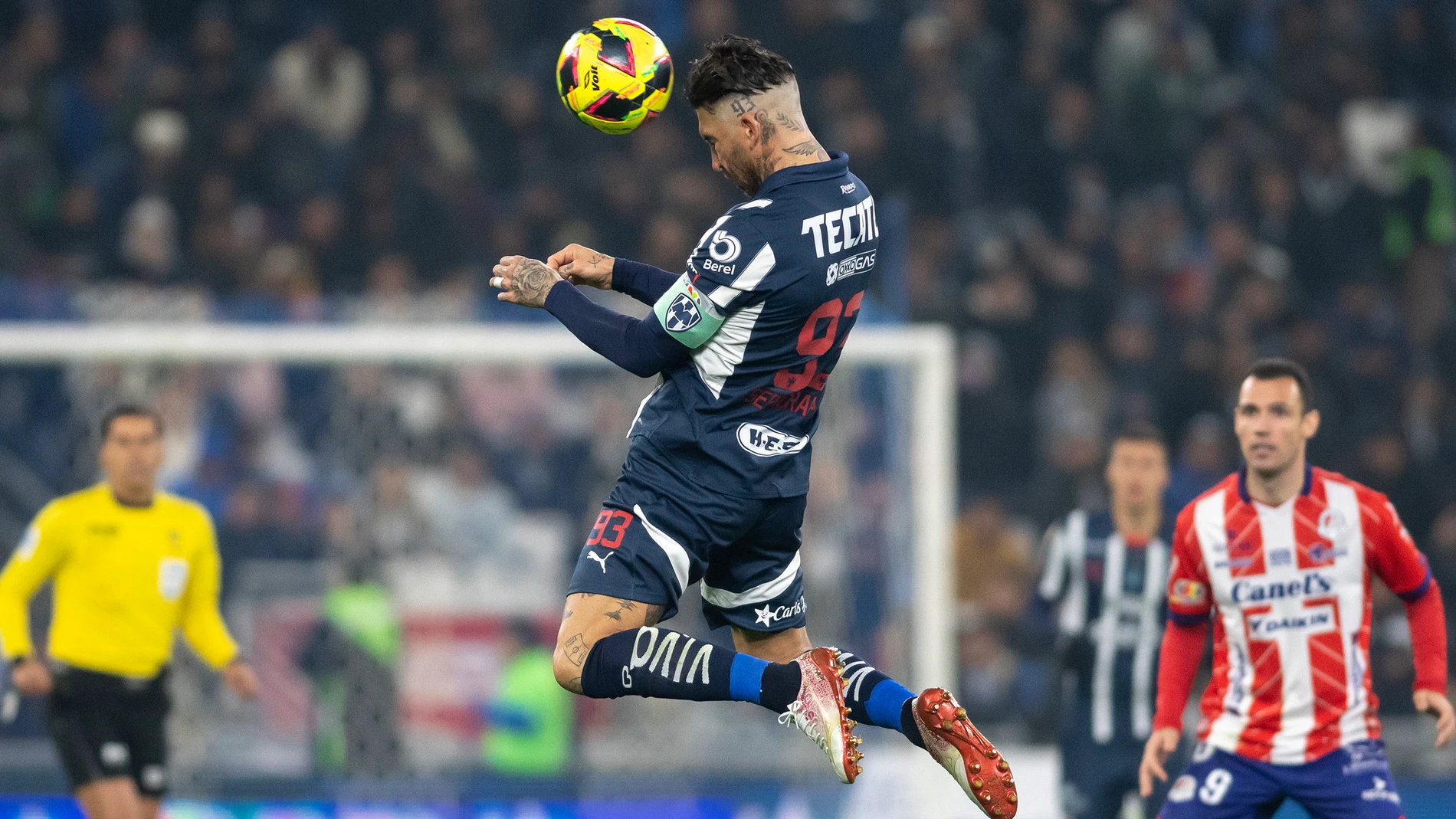 AME2363. MONTERREY (MÉXICO), 22/02/2025.- Sergio Ramos de Monterrey cabecea el balón este sábado, en un partido de la jornada 8 del Torneo Clausura 2025 entre Monterrey y Atlético San Luis, en el estadio BBVA, en Monterrey (México). EFE/Miguel Sierra