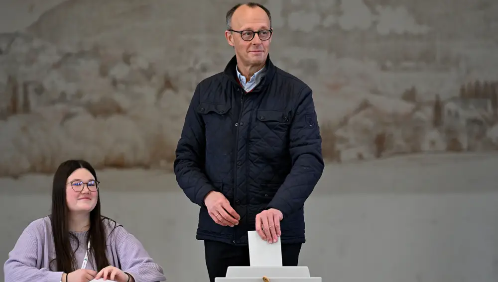 El candidato democristiano y favorito, Friedrich Merz, acude a votar en Arnsberg (Renania del Norte Westfalia)