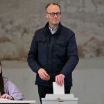 El candidato democristiano y favorito, Friedrich Merz, acude a votar en Arnsberg (Renania del Norte Westfalia)