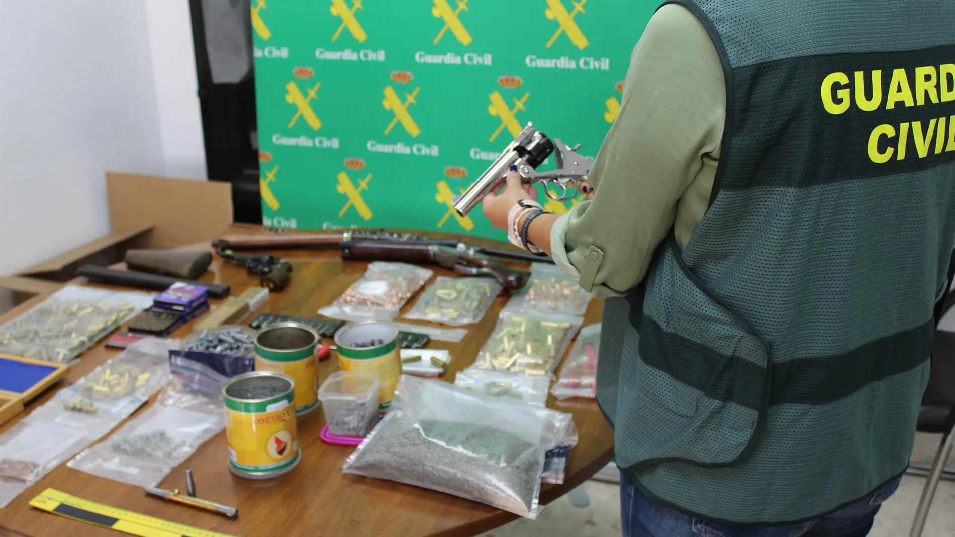 La Guardia Civil detecta un aumento en Internet de publicidad engañosa sobre armas de autodefensa y protección del hogar