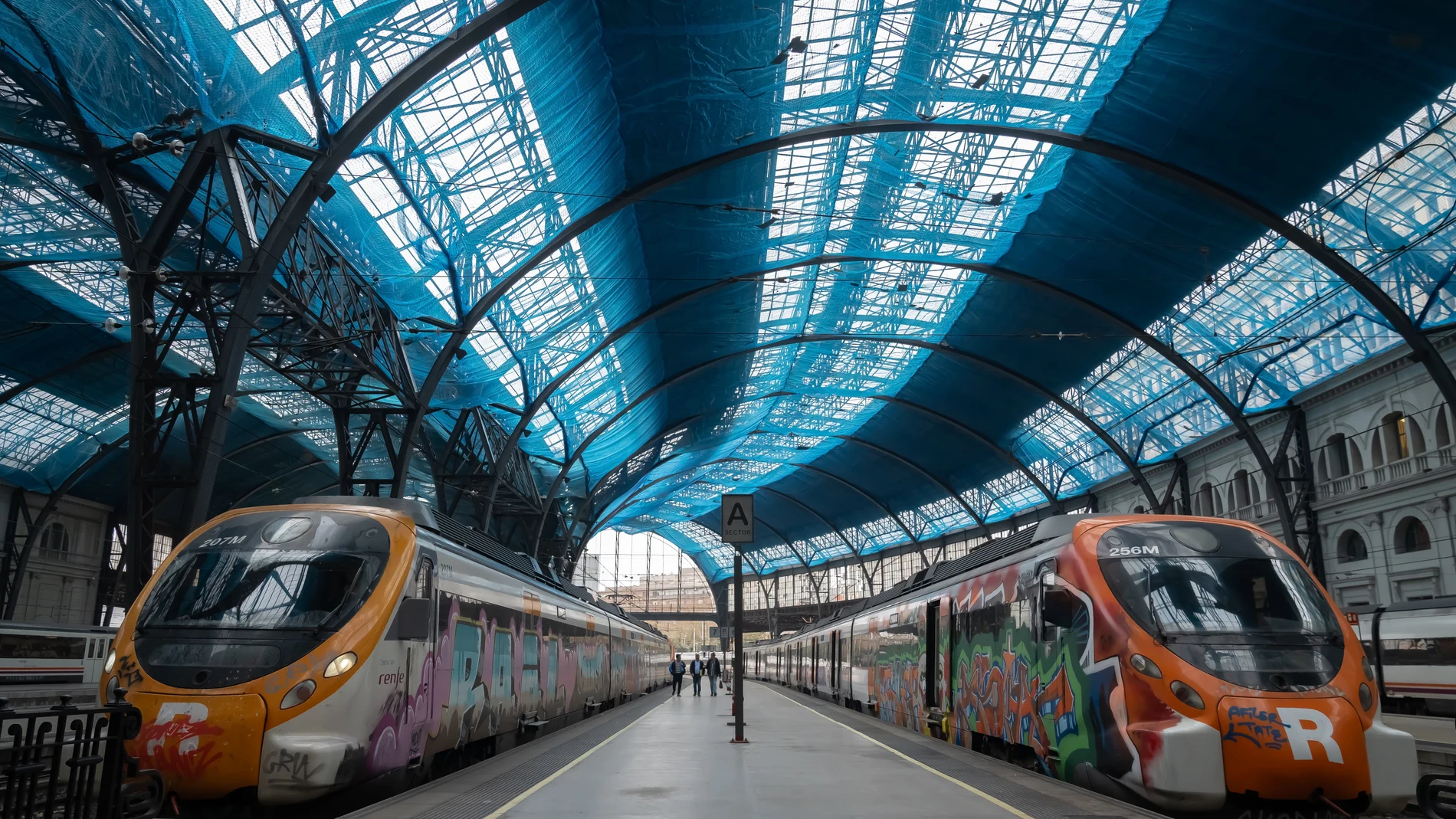 Dos trenes en la estación de Francia, donde opera Rodalies, a 21 de febrero de 2025, en Barcelona, Catalunya (España).