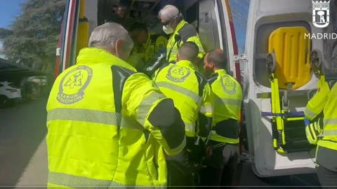 Momento en el que los servicios médicos atendieron a la víctima
