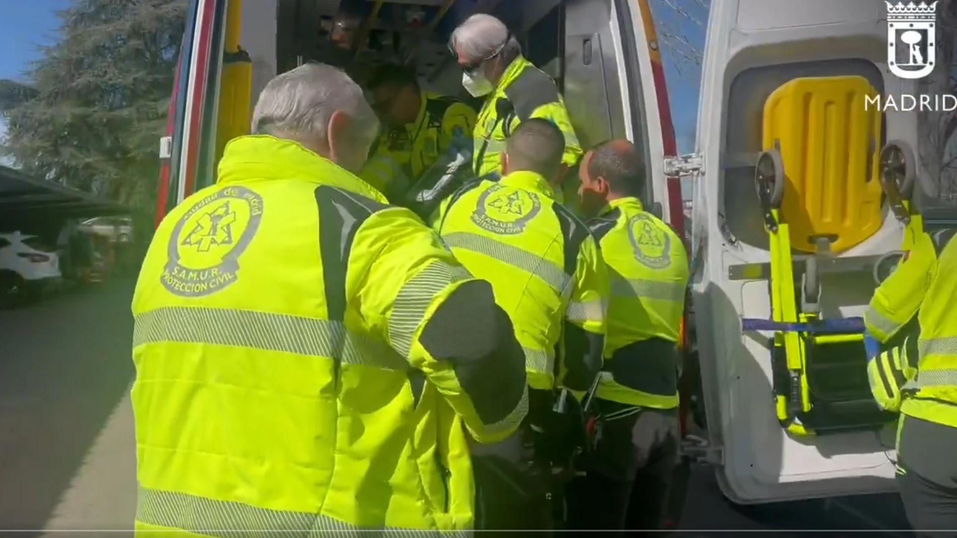 Momento en el que los servicios médicos atendieron a la víctima