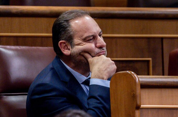 Ábalos: "Lo de al lado es un club de alterne de nivel, así que discreción"