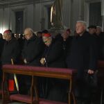 Cardenales, obispos, miembros de la curia romana rezando el rosario por el papa Francisco. Lunes 24 de Febrero. 21.00 hrs.