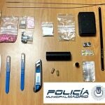 Tres detenidos por llevar droga en un sistema de cremalleras en un coche