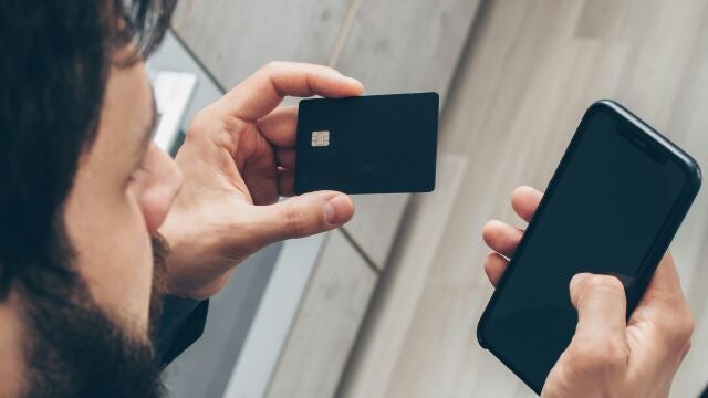 Persona metiendo sus datos bancarios en el móvil