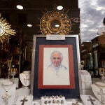 Pintura en un escaparate con un mensaje que dice "Oremos por el Papa Francisco" en Roma