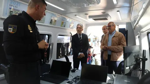 Una "chapuza" de Marlaska paraliza el proyecto de renovación de DNI para zonas rurales