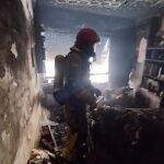 Bomberos del CEIS han apagado el incendio en un piso de Águilas, del cual han rescatado a un ocupante