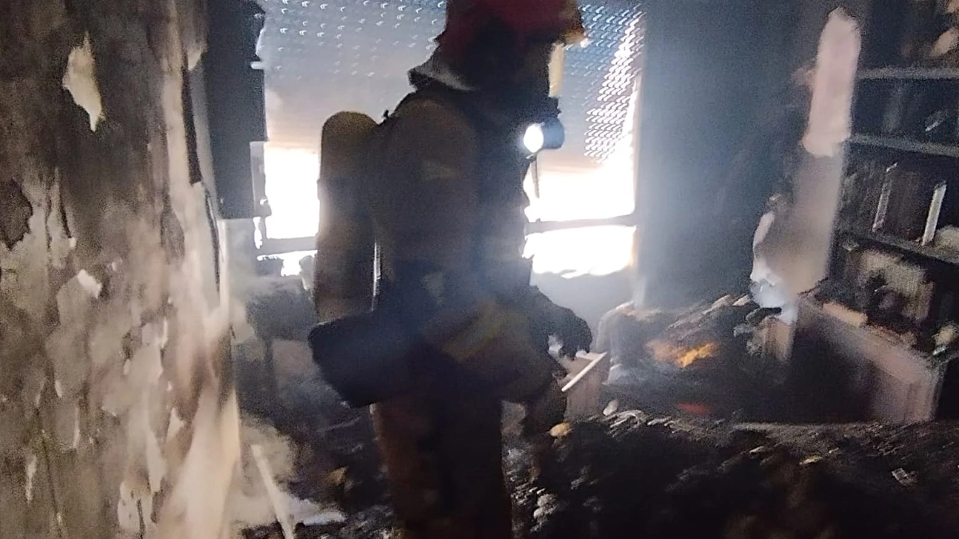 Bomberos del CEIS han apagado el incendio en un piso de Águilas, del cual han rescatado a un ocupante