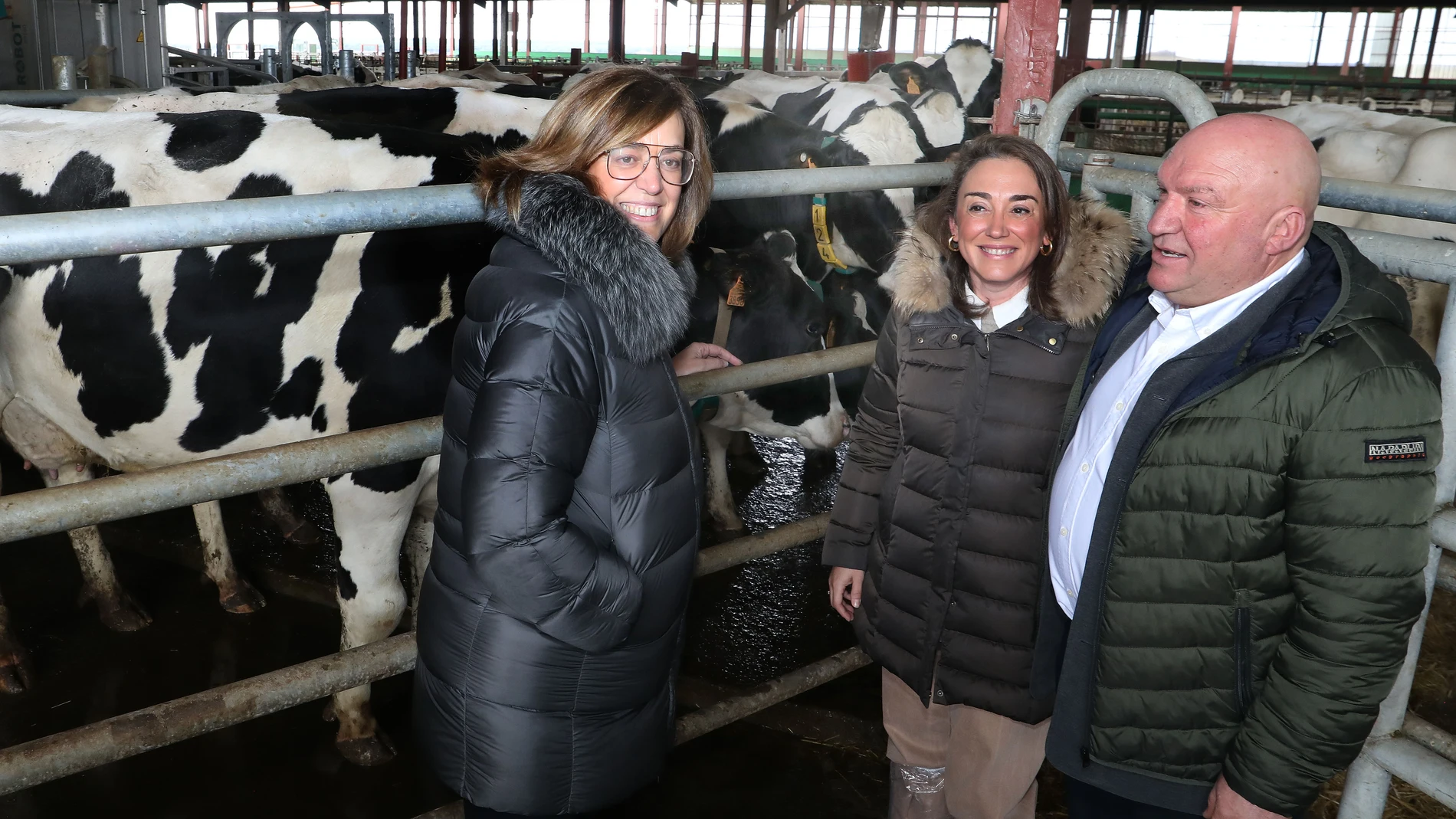 María González Corral junto a Ángeles Armisén visitan una explotación de vacuno en Palencia