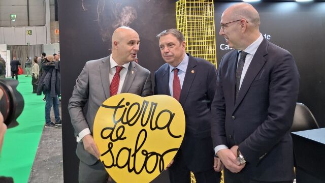 Los viceconsejeros Jorge LLorente y Carlos Martín Tobalina conversa con el ministro Luis Planas en el expositor de Tierra de Sabor