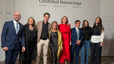 La consejera Marisa López Aragón posa con los representantes de las marcas de calzado de la Región de Murcia que participan en la exposición de Balenciaga