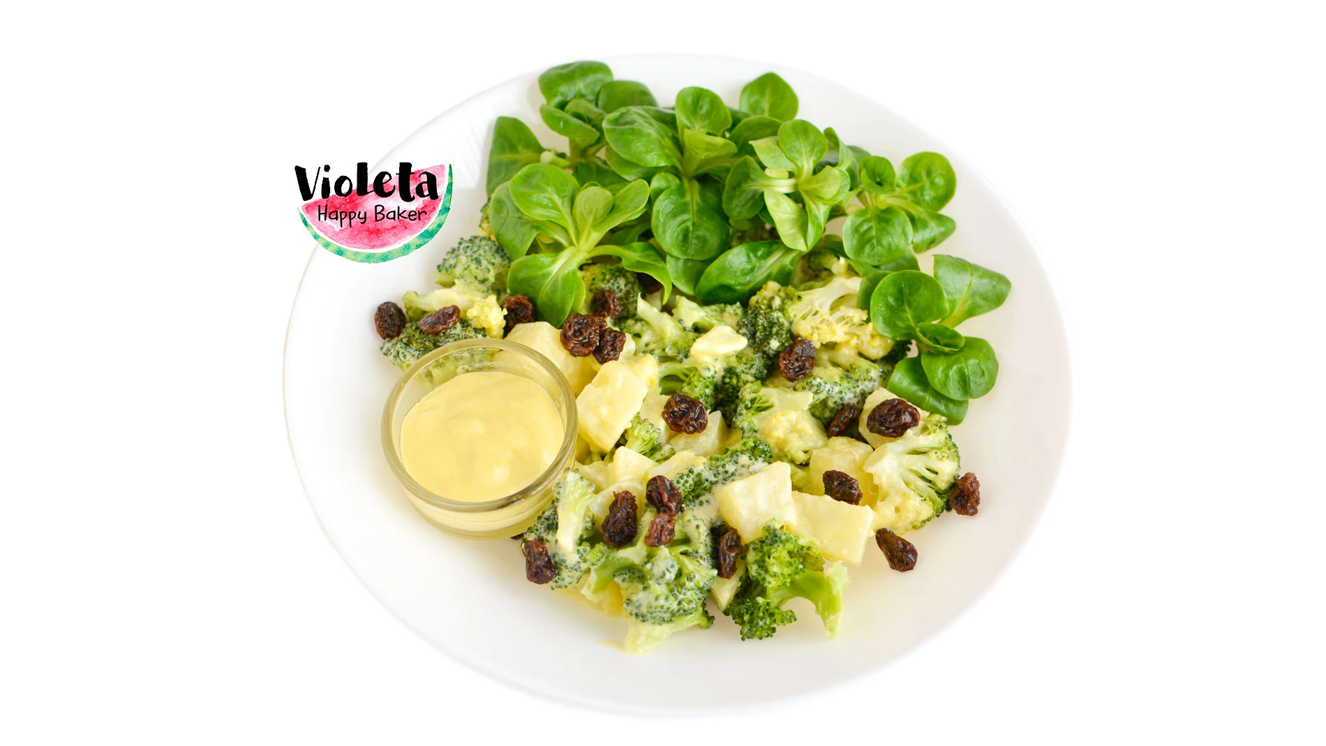 Plato de ensalada de brócoli, patata, pasas, lechuga y salsa de mostaza