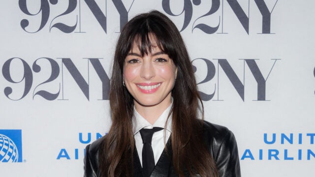 Anne Hathaway a sus 42 años con una piel radiante y luminosa.