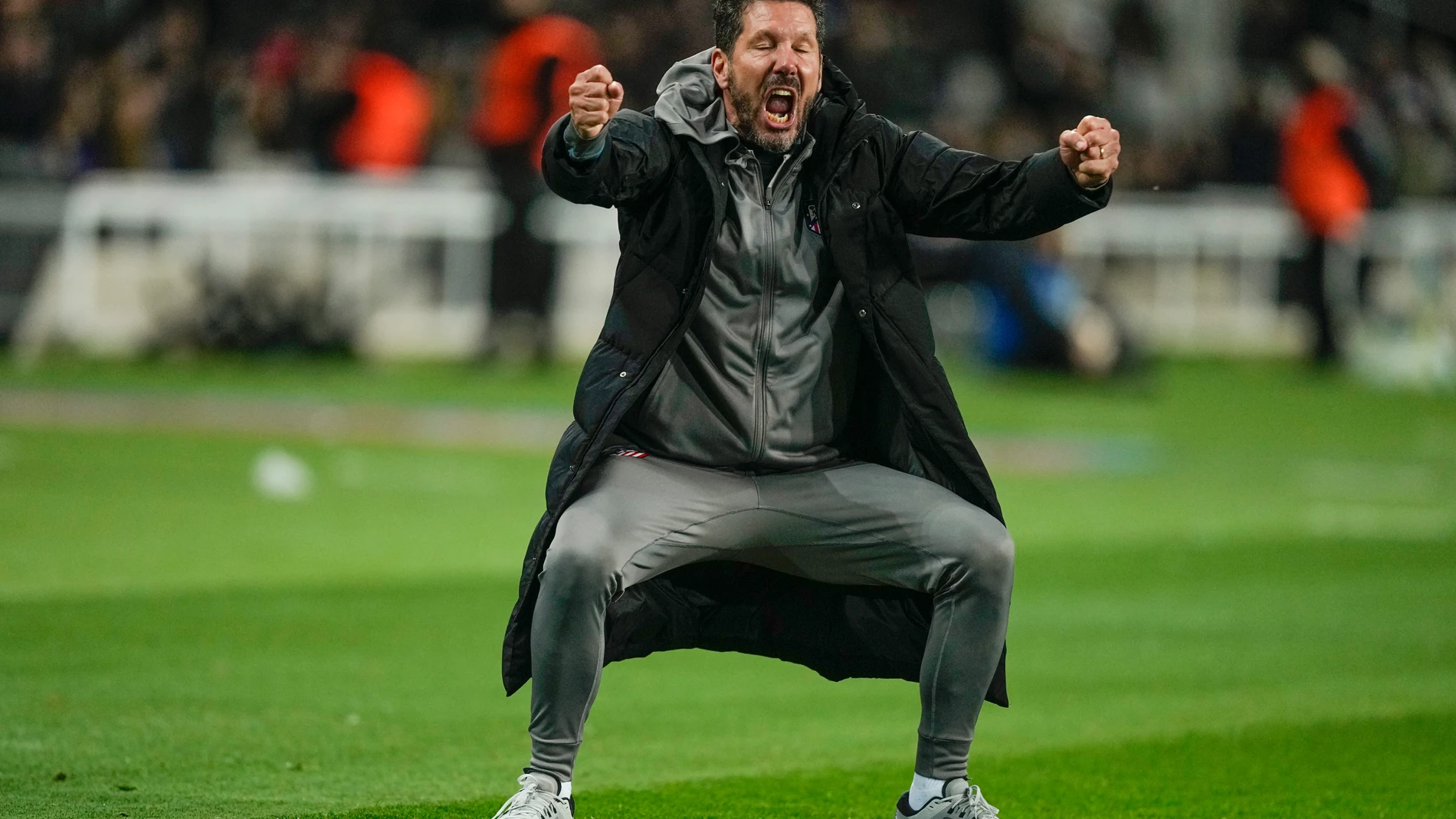 BARCELONA, 25/02/2025.- El entrenador del Atlético de Madrid Diego Simeone celebra el cuarto gol de su equipo durante el partido de ida de las semifinales de la Copa del Rey que FC Barcelona y Atlético de Madrid disputan este martes en el estadio Olímpico Lluis Companys. EFE/Enric Fontcuberta