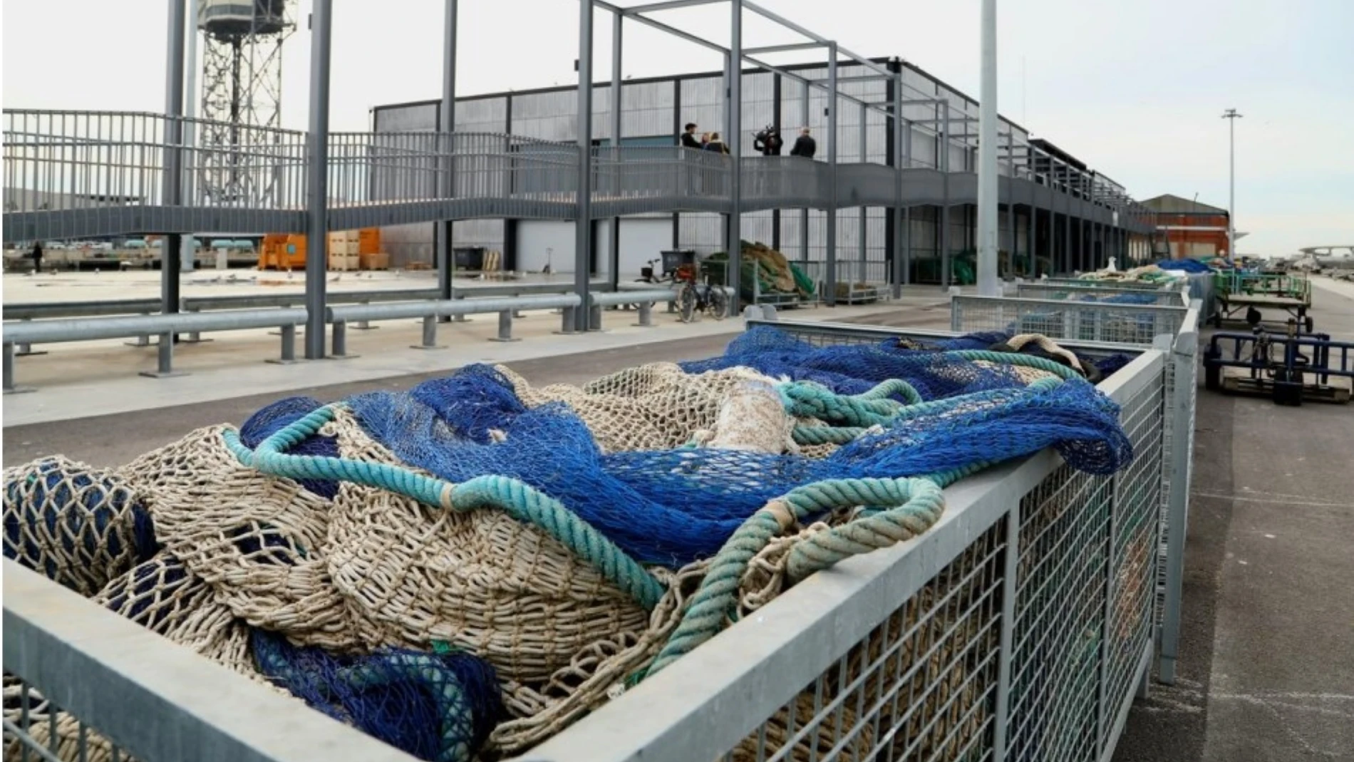 El Moll dels Pescadors de Barcelona con la nueva lonja de fondo